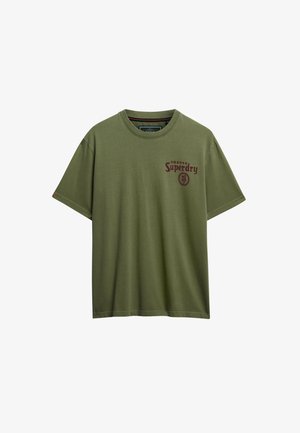 Oliven grøn bomulds t-shirt med korte ærmer, rund hals og rød logo tekst "Superdry" på fronten, der har et lille emblem.