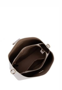 Lichtbeige handtas met een gestructureerde vorm, voorzien van een ritssluiting aan de binnenkant, een gladde buitenkant en accenten in goudkleurig metaal.