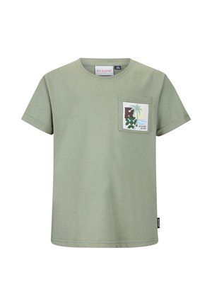 T-shirt a maniche corte verde chiaro con taschino sul petto decorato con stampa tropicale di palma, foglie e onde oceaniche.