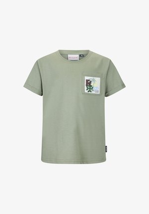 T-shirt a maniche corte verde chiaro con taschino sul petto decorato con stampa tropicale di palma, foglie e onde oceaniche.