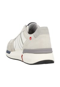 Baskets en suède gris clair avec des accents blancs, panneaux latéraux texturés, logo rouge contrastant, col rembourré et semelle en caoutchouc blanche.