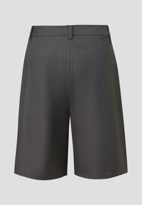 Shorts sur mesure gris foncé avec passants de ceinture et deux poches passepoilées à l'arrière, vus de dos sur un fond uni.