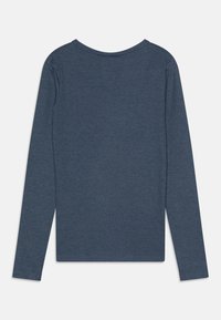 Mørkeblå langermet topp med ribbestruktur, rund hals, tettsittende fasong, synlige sømmer langs halslinning og ermer, ingen synlige logoer eller mønstre.