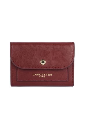 Portefeuille en cuir bourgogne avec une finition texturée, quincaillerie dorée et logo "Lancaster Paris" en relief à l'avant. Design à rabat.