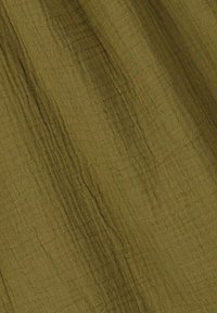 Gestructureerde stof in gedempt olijfgroen, met subtiele strepen en plooien, die een zachte, organische uitstraling creëren.