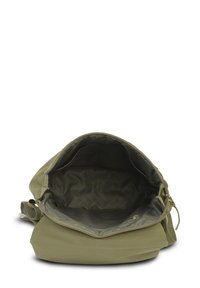 Sac à épaule en tissu vert olive avec un dessus zippé et une doublure intérieure texturée. Comprend une bandoulière ajustable et une poche latérale.
