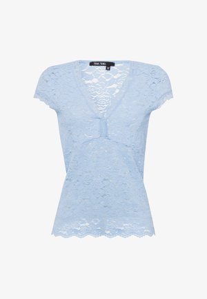 Helles blaues Spitzenoberteil mit V-Ausschnitt, kurzen Ärmeln und einer Schleifendetail an der Vorderseite, mit einem gewellten Saum und floralen Mustern.