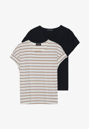 To t-skjorter: en svart og en hvit med beige striper. Begge har rund hals og korte ermer, laget av myk, lett stoff.