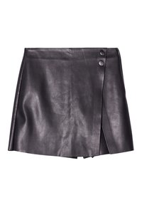 Mini-jupe en cuir noir avec un design enroulé, deux boutons-pression à la taille et une surface lisse légèrement texturée.