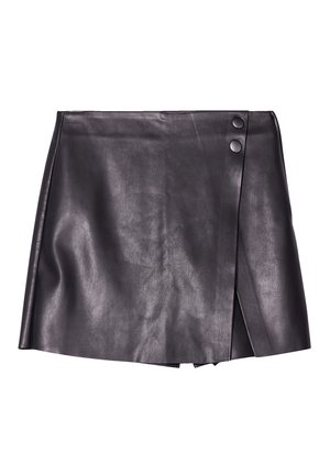 Mini falda de cuero negro con un diseño envolvente, dos botones a presión en la cintura y una superficie suave, ligeramente texturizada.