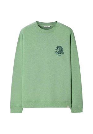 Hellgrünes Sweatshirt mit langen Ärmeln, Rundhalsausschnitt und kleinem dunkelgrünem Fischmotiv sowie dem Schriftzug „La Dolce Vita“ auf der linken Brust.