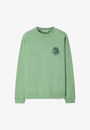 Sweat-shirt vert clair à manches longues avec col rond, petit motif poisson vert foncé et texte « La Dolce Vita » sur la poitrine gauche.