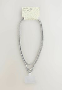 Sølv lanyard med to metalclips, der holder en blank rektangulær plast-ID holder, fastgjort til beige detailpakke med prisskilt på £14.