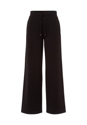 Zwarte wijde broek gemaakt van zacht materiaal. Beschikt over een elastische tailleband met een trekkoord voor een verstelbare pasvorm. Gladde textuur, geen patronen.