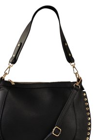 Sac à main en cuir noir avec quincaillerie dorée, fermeture éclair et accents cloutés sur un côté. Comprend deux anses ajustables.