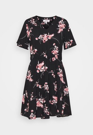 Sort kortærmet kjole med V-hals, elastisk talje og lyserødt blomsterprint over det hele.
