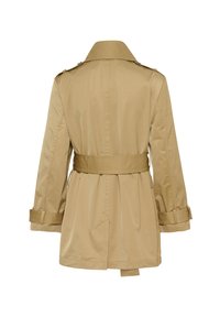 Smėlio spalvos tranšėjos paltas su diržu, reguliuojamais rankovių dirželiais ir pečių epoletais, rodytas nugara ant balto fono.