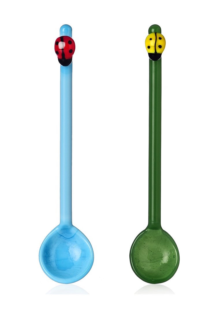 Dwa chochelki z długimi uchwytami; jedna jest niebieska z wtopionym motywem biedronki, druga zielona z żółtą biedronką na końcu. Obie mają gładkie wykończenie.