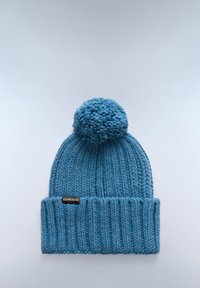 Berretto di lana blu con pom-pom in cima, texture a costine e un'etichetta del marchio nera a contrasto sul risvolto.