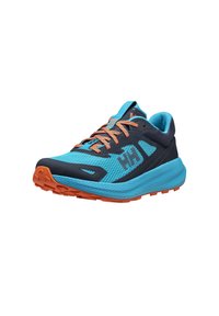 Zapatilla de trail running con parte superior de malla transpirable en azul y negro, detalles en naranja, suela acolchada y suela resistente para tracción.