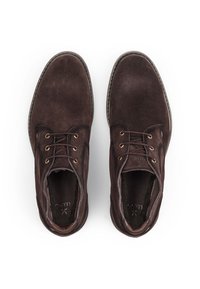 Braune Wildleder-Schnürschuhe mit goldenen Ösen, abgerundeter Spitze und strukturierter Oberfläche; gepolstertes Innenfutter und verstärkte Nähte.