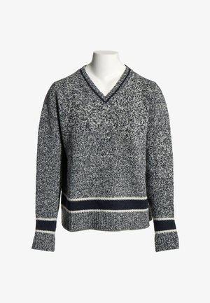 Pull en maille chiné gris et blanc avec des rayures bleu foncé et blanc aux poignets et à l'ourlet, col en V.