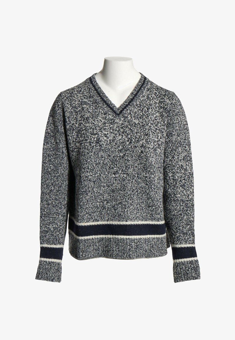 Pull en maille chiné gris et blanc avec des rayures bleu foncé et blanc aux poignets et à l'ourlet, col en V.