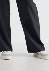 Copenhagen Studios CPH253 X TONI GARRN - Baskets basses - white/grey