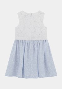 Robe sans manches avec un corsage en dentelle blanche et une jupe bleu clair arborant un motif floral subtil. Détail de fermeture éclair discrète au dos.