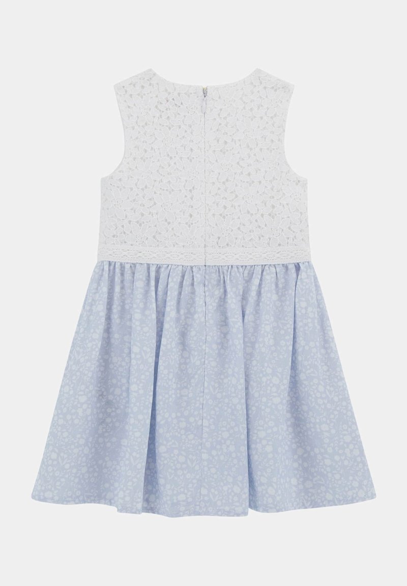 Guess KURZES FIT AND FLARE Vestido informal weiß/blanco