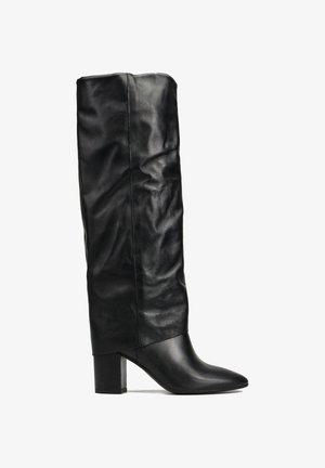 Czarne skórzane kozaki sięgające za kolano, o luźnym kroju, z wąskim noskiem i grubym obcasem. Gładka faktura z minimalnymi detalami.