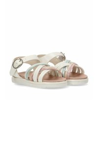 Sandalias blancas con tiras que presentan acentos en tonos pastel de rosa, azul y plateado. Fabricadas con un material suave, cuentan con un cierre de hebilla y una suela plana y texturizada.