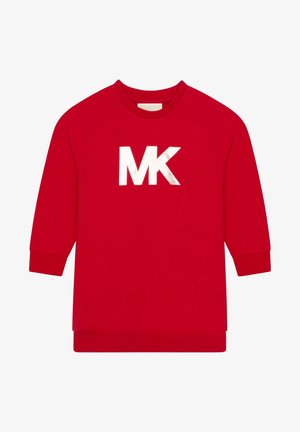 Czerwona bluza z długim rękawem i okrągłym dekoltem, z białym, grubym logo "MK" na środku klatki piersiowej.