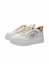 Le sneaker platform bianche e beige presentano una tomaia texturizzata con dettagli perforati, un pannello in rete e una punta arrotondata.