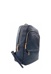 Zaino in pelle blu scuro con due tasche frontali con zip, hardware metallico dorato, schienale imbottito e tracolla regolabile. Finitura liscia e testurizzata.