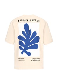 Beige Baumwoll-T-Shirt mit einem großen blauen abstrakten Formdesign auf der Rückseite. Text: "SOMMERBRISE," "URLAUBSVIBES," und "GRÜNDUNG 2017."