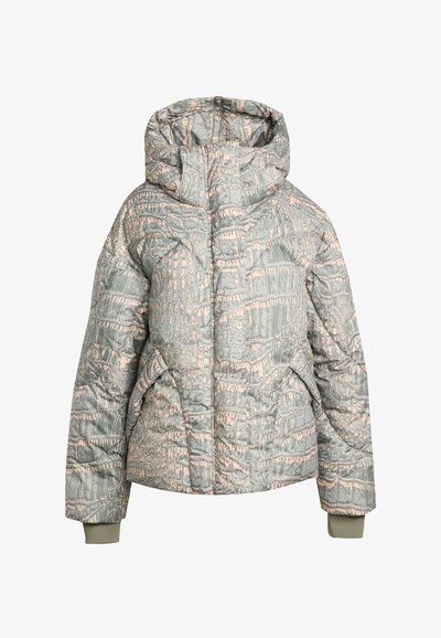 Gewatteerde jas in lichtgroen met een subtiel roze krokodillenpatroon, voorzien van een capuchon en elastische manchetten voor een snug fit.
