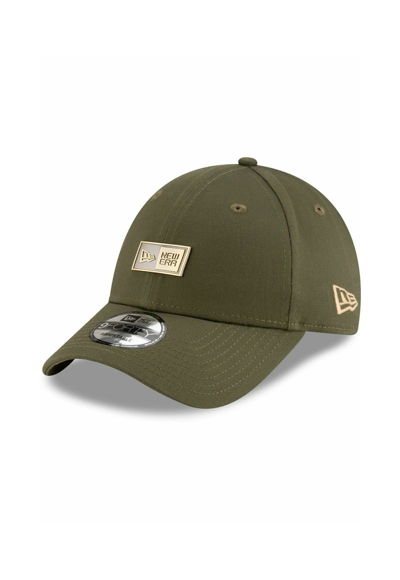 Gorra de béisbol verde oliva hecha de tela con visera curvada, que presenta una insignia dorada y costuras en contraste. Diseño ajustable.