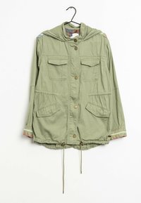 Oliwkowa kurtka z kapturem, zapinana na guziki, z dwoma kieszeniami na piersi, elastycznym dołem i wzorzystymi akcentami na rękawach. Lekki materiał bawełniany.