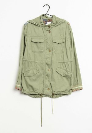 Olivenfarvet hættejakke med knaplukning, to brystlommer, elastisk kant og mønstrede detaljer på ærmerne. Letvægts bomuldsstof.