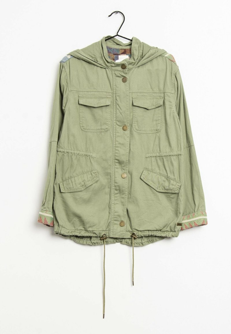 Oliivivihreä huppujakku, jossa on napitus edessä, kaksi rintataskua, joustava helma ja kuviolliset yksityiskohdat hihansuissa. Kevyt puuvillamateriaali.