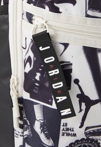 Jordan AIR PATROL BACKPACK - Malý batoh  - light orewood brn
