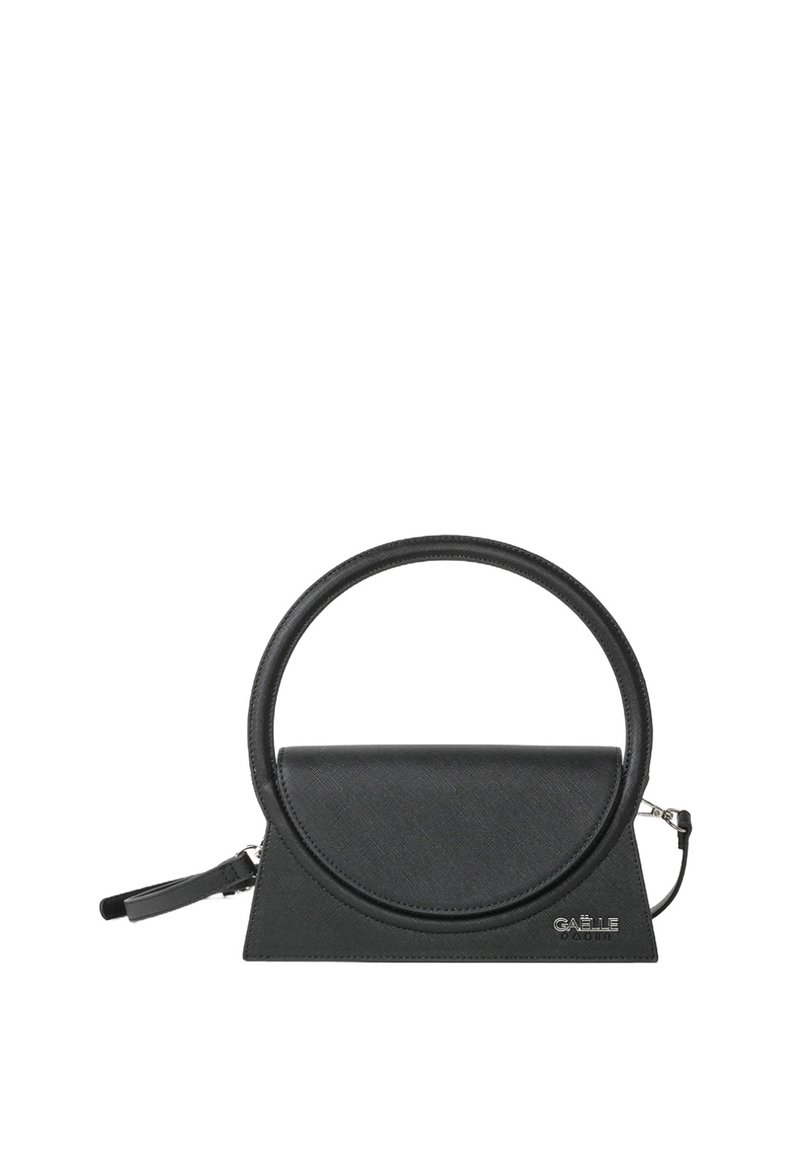 Borsa nera di forma strutturata con manico circolare, realizzata in materiale sintetico testurizzato. Dotata di chiusura con zip e dettaglio del logo.