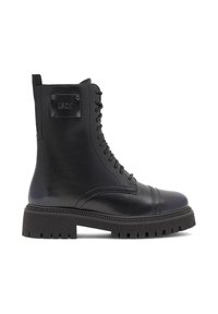 Schwarze Lederstiefeletten mit runder Spitze, Schnürung an der Vorderseite und einer strukturierten, klobigen Sohle. Akzentuiert mit einem rechteckigen Markenaufnäher.