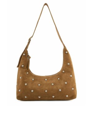 Borsa a spalla in suede marrone con una forma curvilinea, caratterizzata da decorazioni circolari bianche distanziate uniformemente sulla parte frontale e una chiusura con zip.