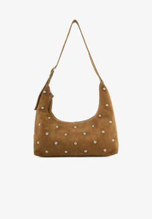 Borsa a spalla in suede marrone con una forma curvilinea, caratterizzata da decorazioni circolari bianche distanziate uniformemente sulla parte frontale e una chiusura con zip.