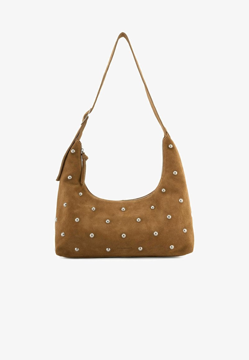 Braune Wildleder-Schultertasche mit einer geschwungenen Form, die weißliche kreisförmige Verzierungen hat, die gleichmäßig über die Vorderseite verteilt sind, sowie einem Reißverschluss.