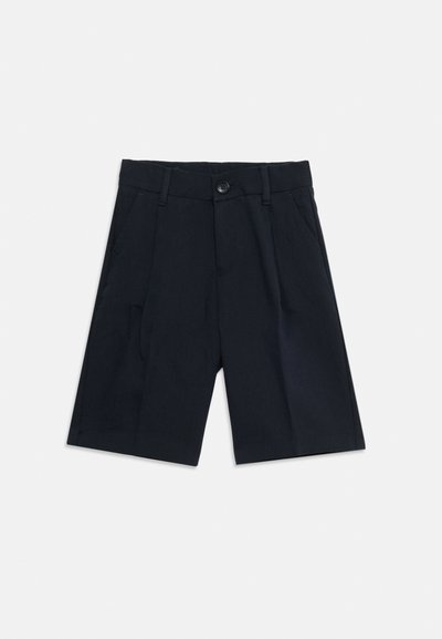 Σκούρα ναυτικά μπλε, προσαρμοσμένα σορτς με θηλιές για ζώνη, κούμπωμα με κουμπί στο μπροστινό μέρος, πλαϊ νές τσέπες και πιέτες στο μπροστινό μέρος, εμφανιζόμενα σε λευκό φόντο.