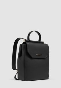 Mochila de cuero negro con forma rectangular y una solapa plegable. Cuenta con un asa en la parte superior y correas de hombro ajustables. Detalles en hardware dorado.