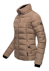 Beige puf jakke med høj krave, quiltet design, frontlynlås, sidelommer og elastiske manchetter. Glat tekstur med minimale accenter.